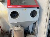 une machine posée sur une palette dans une pièce