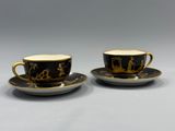 une paire de tasses et soucoupes noires et dorées