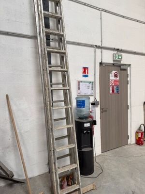 une échelle appuyée contre un mur dans un immeuble
