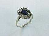 Gros plan sur une bague contenant une pierre bleue