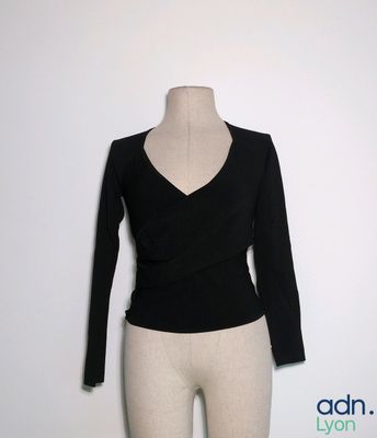 une photo d'un haut noir sur un mannequin, un mannequin, un mannequin, un mannequin, un mannequin, un mannequin, un mannequin, un mannequin, un mannequin