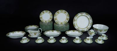 une image d'un groupe de plats, de tasses et de soucoupes en porcelaine