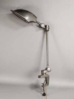 un gros plan d'une lampe posée sur un pied