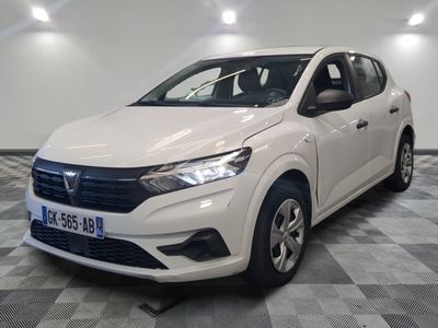 la voiture blanche est garée sur le sol à carreaux d'une pièce
