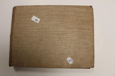 une boîte en carton sur laquelle est collé un autocollant, posée sur une table