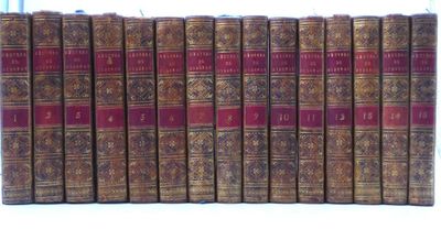 de nombreux livres alignés les uns à côté des autres sur une étagère