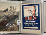 des livres sur une étagère dans une librairie, avec l'image d'une femme dans une calèche