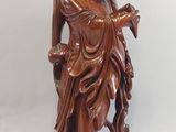statue en bois représentant une femme tenant un vase et un oiseau