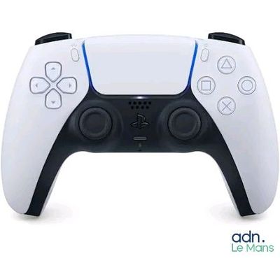 vue de face d'une manette blanche dotée d'un bouton bleu