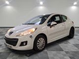 la photo d'une voiture blanche garée dans un garage