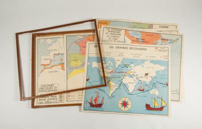 trois cartes du monde différentes accrochées au mur