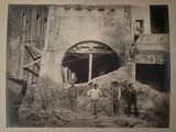 photographie en noir et blanc d'un groupe d'hommes debout devant un bâtiment