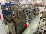 une machine placée au milieu d'une pièce