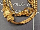 collier plaqué or orné d'un lion et d'une tête de lion, monté sur une chaîne
