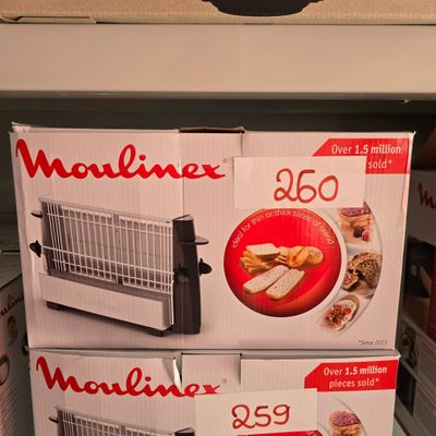 trois boîtes de nourriture posées sur une étagère dans un magasin