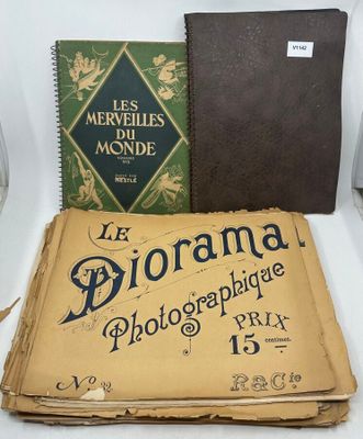Deux livres sont posés sur une table, à côté d'un verre de vin