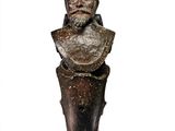 une image représentant la statue d'un homme barbu