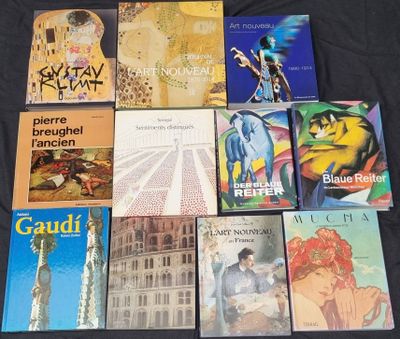 un grand nombre de livres posés sur une table