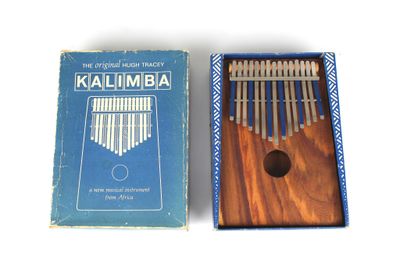 une boîte contenant un instrument de musique et une boîte contenant un livre