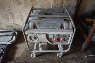 une petite machine qui se trouve dans le coin d'une pièce
