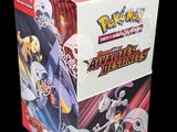 La boîte contient un assortiment de cartes à collectionner Pokémon et de cartes à collectionner.