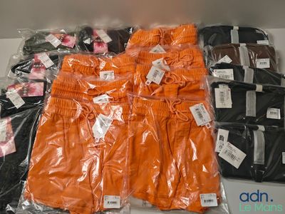 Plusieurs paires de sous-vêtements orange et noirs sont emballées dans des sacs en plastique