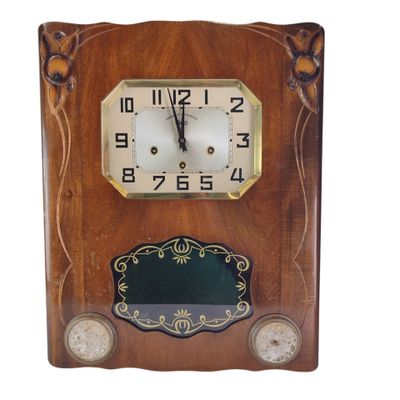 une image représentant une horloge en bois sur fond blanc