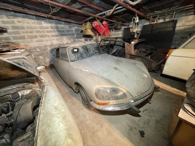une voiture garée au milieu d'un garage