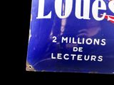 a blue sign that says louis louis 2 millions de lecteurs