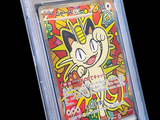 une image d'une carte à collectionner Pokémon dans un étui en plastique