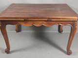 une vieille table en bois surmontée d'un tiroir