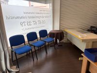 Mobilier de bureau en l'état comprenant : deux bureaux simpl… (photo 4)