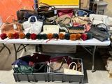 de nombreux sacs et sacs à main posés sur une table