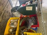 un caddie rempli d'articles divers dans un garage