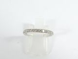 gros plan d'une bague en diamant sur une surface blanche