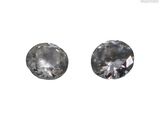 paire de pierres rondes facettées, de couleur grise, taillées en diamant, sur fond blanc