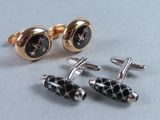 deux paires de boutons de manchette noirs et dorés et une paire de boutons de manchette noirs et dorés