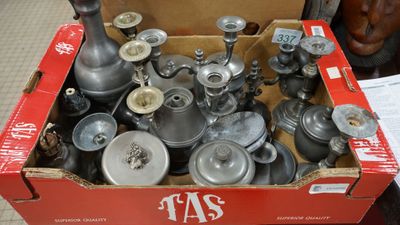 Un carton d'étains dont des bougeoirs , des pots couverts, d… - Photo 1