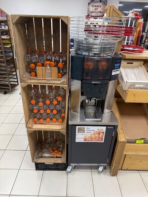un présentoir d'oranges et de jus de fruits dans un magasin
