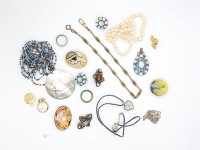 plusieurs types de bijoux différents sur une surface blanche
