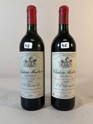 deux bouteilles de vin rouge posées sur une table blanche