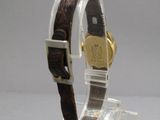 une montre exposée sur un support transparent