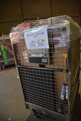 un chariot métallique sur lequel sont empilées plusieurs boîtes
