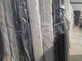 de nombreux matelas emballés dans du plastique dans un entrepôt