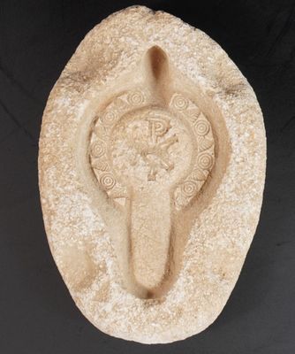 un gros plan d'une sculpture représentant une tête sur une surface noire