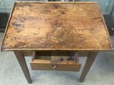 une vieille table en bois avec un tiroir en dessous