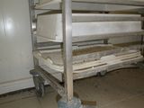 un chariot en métal sur lequel sont posés plusieurs plateaux de nourriture