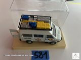 une petite camionnette miniature équipée d'une galerie sur le toit
