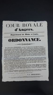 Une ancienne annonce parue dans un journal annonce la publication du décret relatif au couronnement de France.