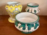 trois vases posés les uns à côté des autres sur une étagère